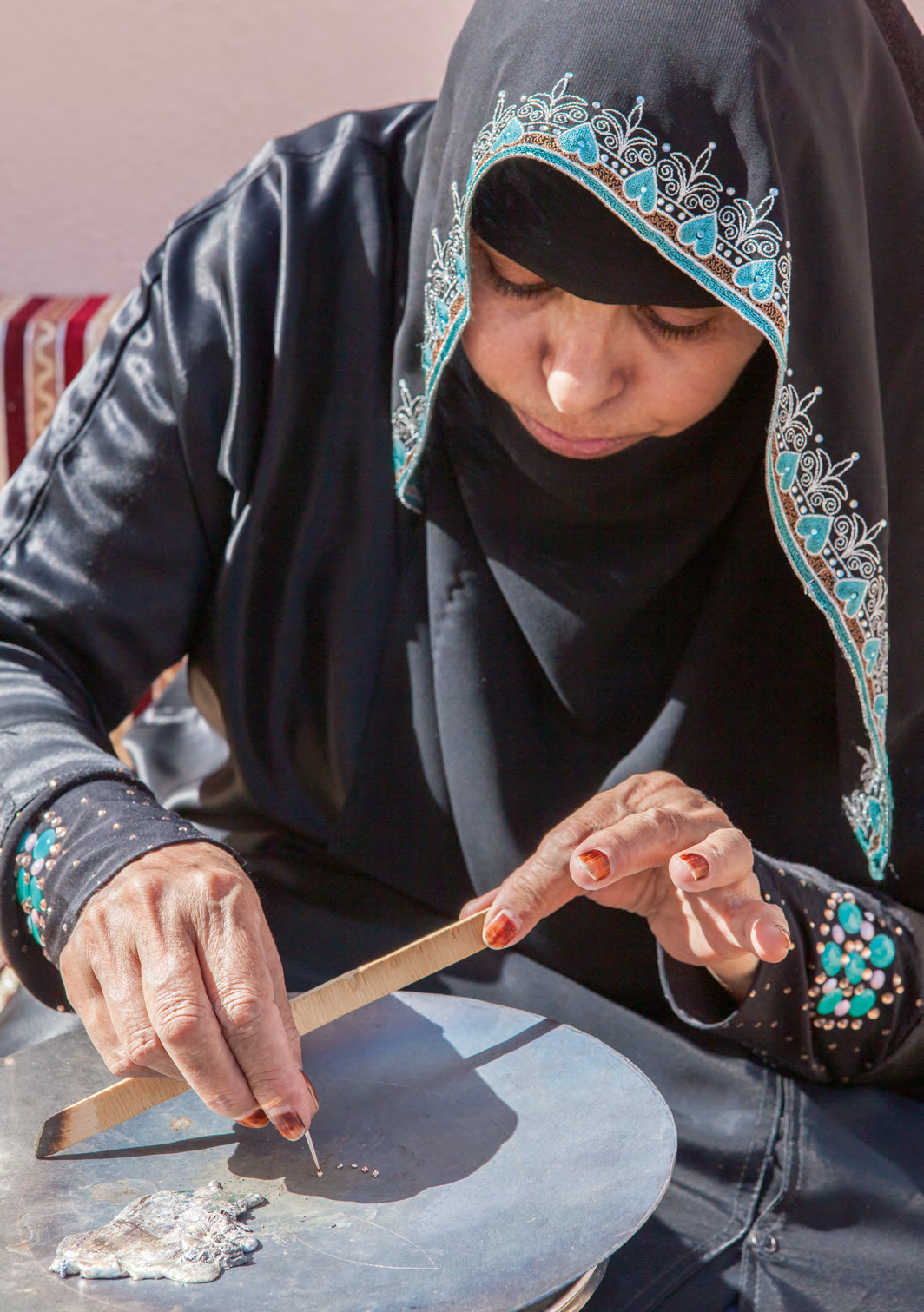Bani Sa‘ad woman making metal beads
