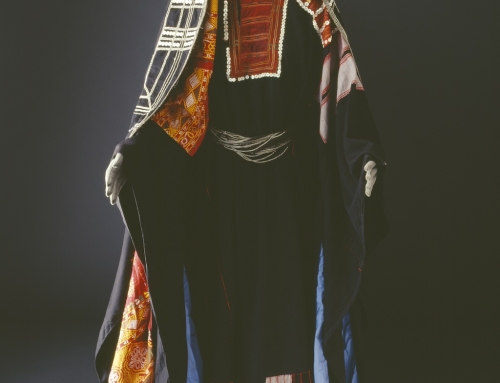 Harb thobe with an embroidered yoke